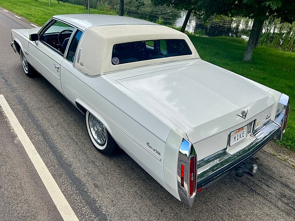 Cadillac Coupé DeVille 9 of 23