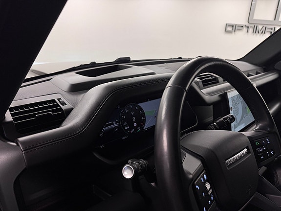 Land Rover Defender 110 8 of 19