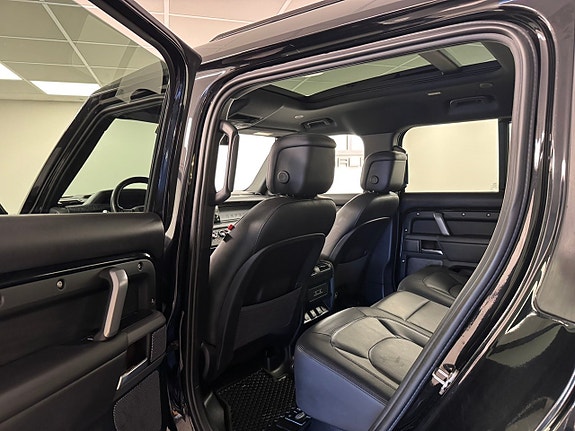 Land Rover Defender 110 12 of 19