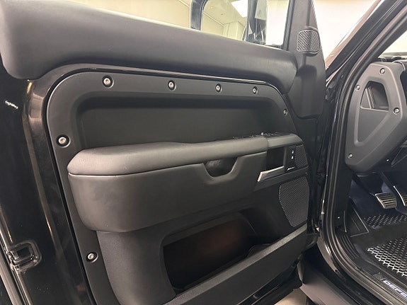 Land Rover Defender 110 14 of 19