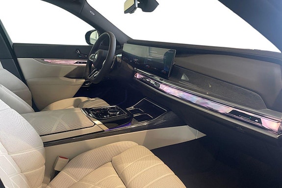 BMW 750e 18 of 18
