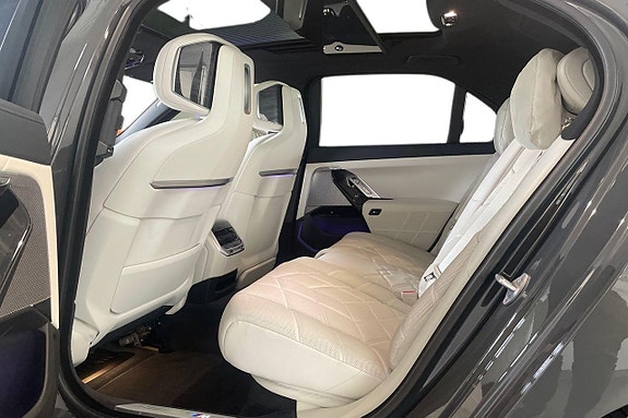 BMW 750e 8 of 18