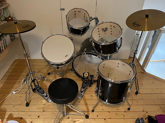 Pearl Roadshow trumset svart med cymbaler och pall