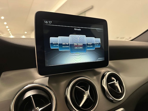 Mercedes-Benz GLA 200 11 of 16