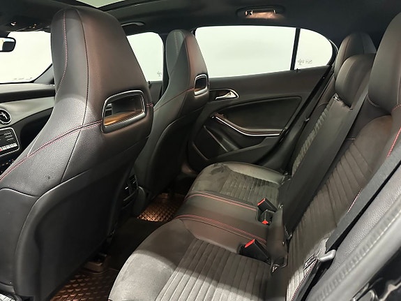 Mercedes-Benz GLA 200 13 of 16