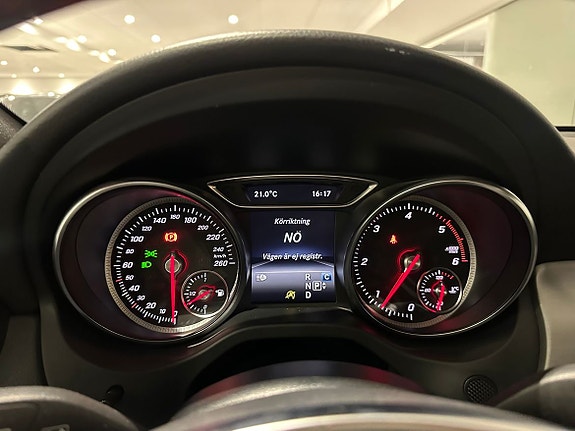 Mercedes-Benz GLA 200 9 of 16