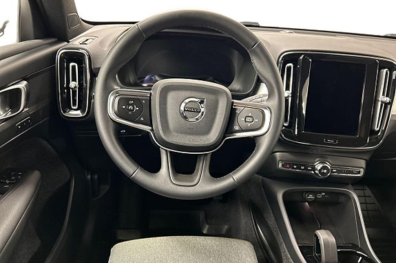 Volvo XC40 12 of 30