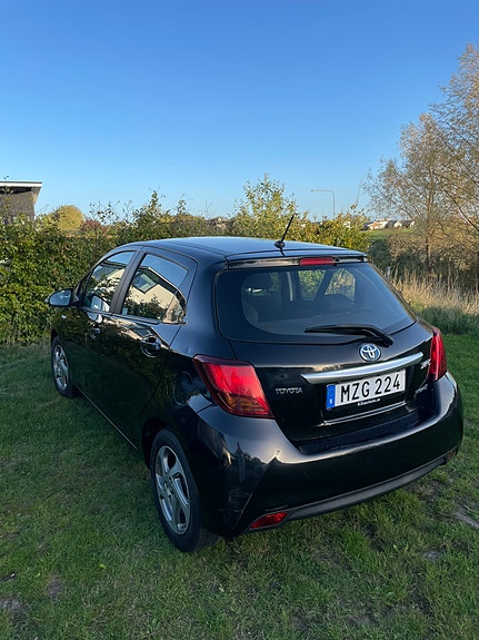 Toyota Yaris 3 of 17