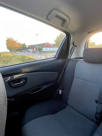 Toyota Yaris 14 of 17