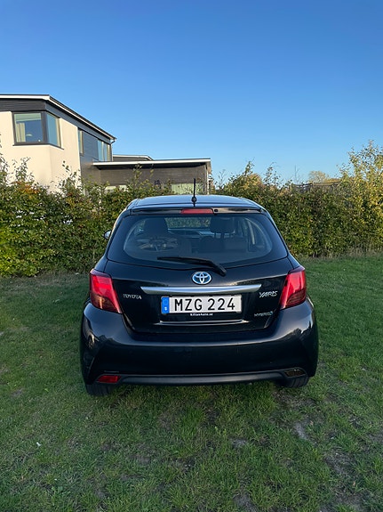 Toyota Yaris 2 of 17
