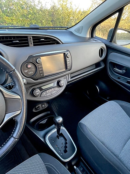 Toyota Yaris 7 of 17