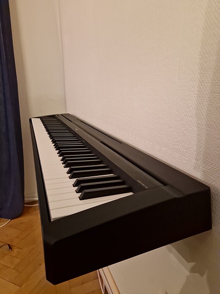 Yamaha P-45 digitalpiano – 88 vägda tangenter + stativ & pedal