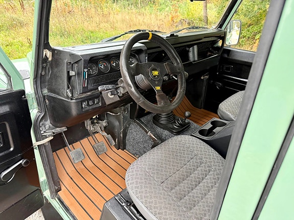 Land Rover Defender 110 4 of 6