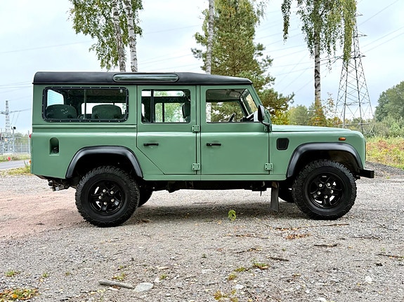 Land Rover Defender 110 2 of 6