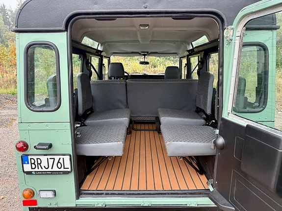 Land Rover Defender 110 6 of 6