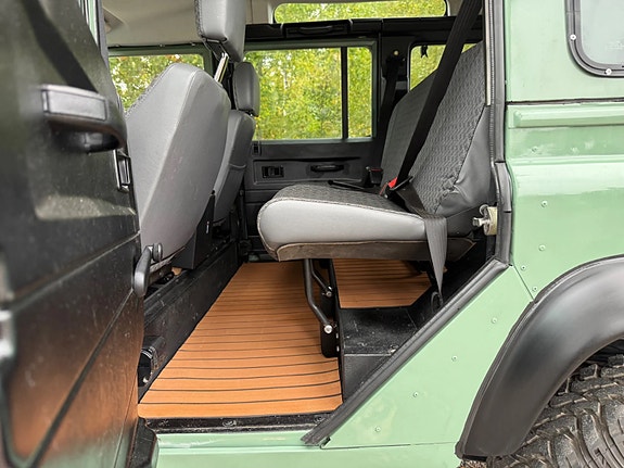Land Rover Defender 110 5 of 6