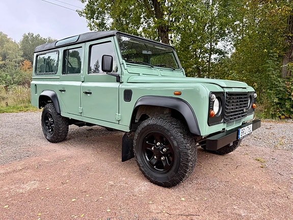 Land Rover Defender 110 3 of 6