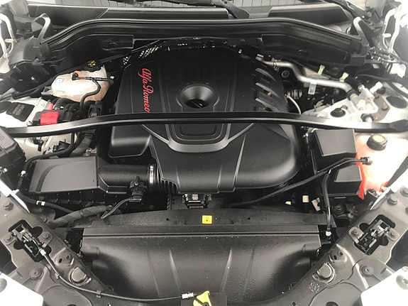 Alfa Romeo Stelvio 4 of 6