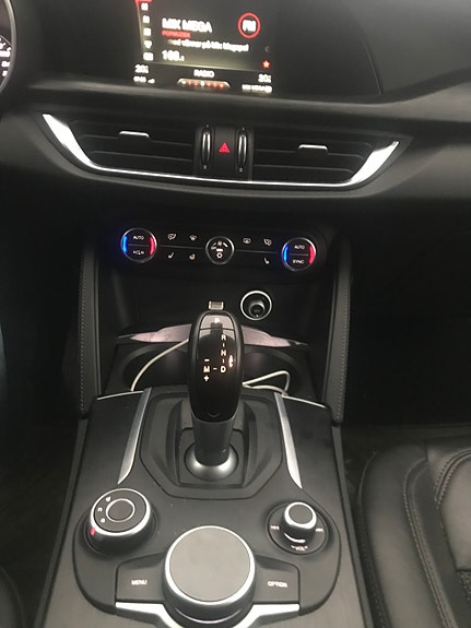 Alfa Romeo Stelvio 3 of 6