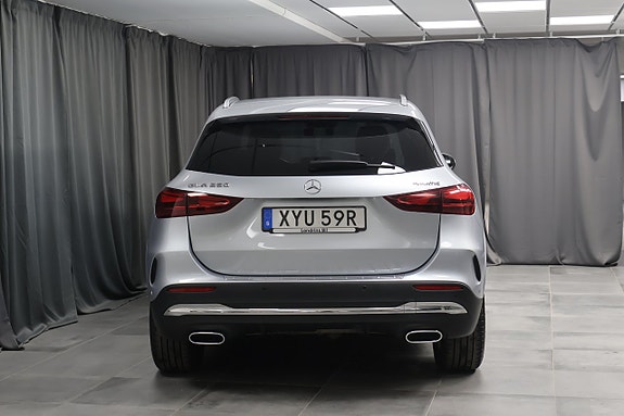 Mercedes-Benz GLA 250 4 of 17