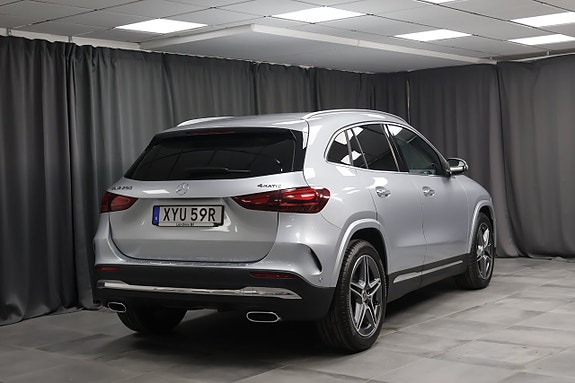 Mercedes-Benz GLA 250 2 of 17