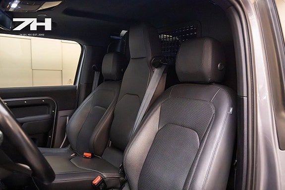 Land Rover Defender 90 14 of 21