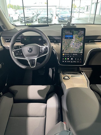 Volvo EX90 10 of 13