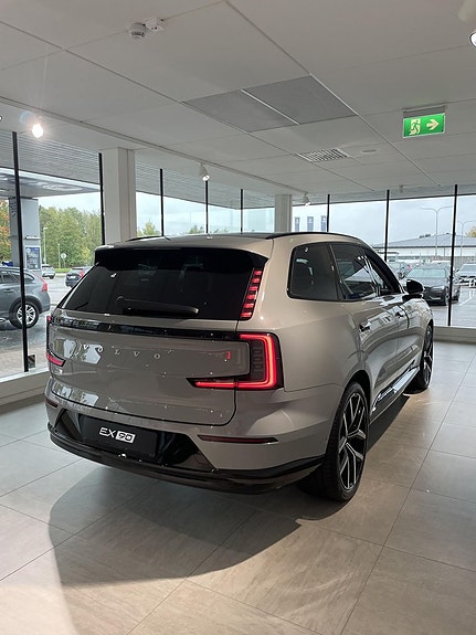 Volvo EX90 4 of 13
