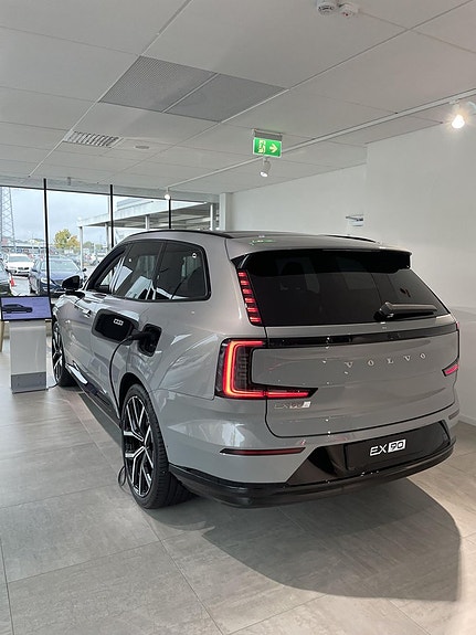 Volvo EX90 6 of 13