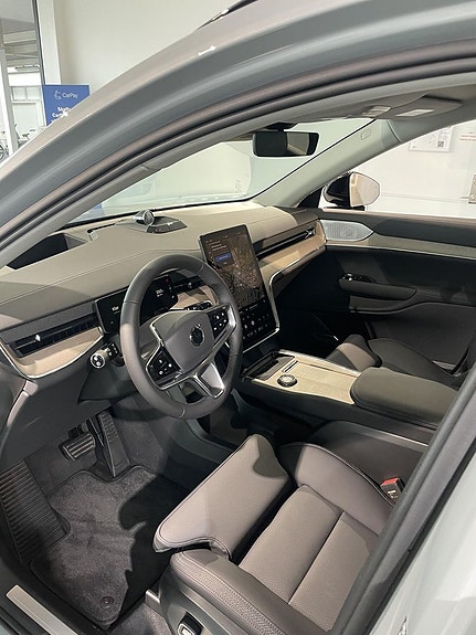 Volvo EX90 8 of 13