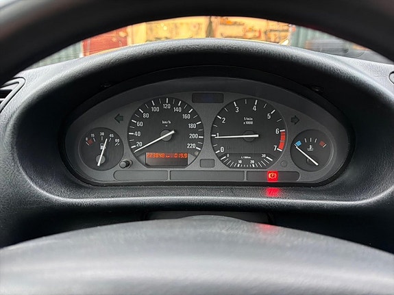 BMW 318i 10 of 22