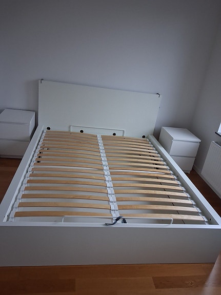 IKEA MALM säng med förvaring och två vita sängbord