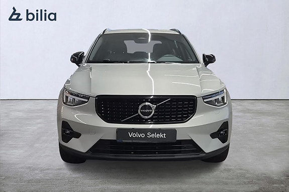 Volvo XC40 2 of 24