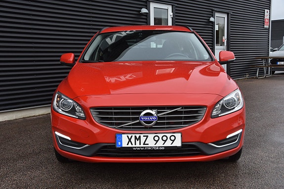 Volvo V60 2 of 17