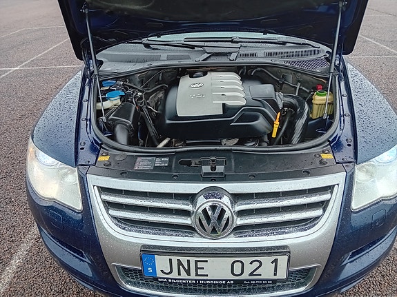 Volkswagen Touareg 2 of 8