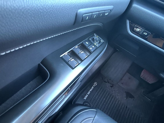 Lexus NX450h+ 16 of 23
