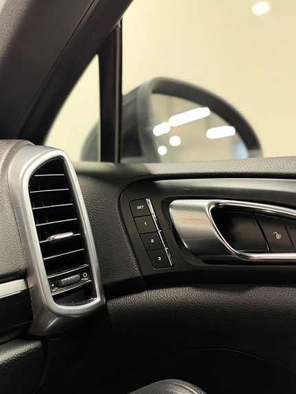 Porsche Cayenne 21 of 24