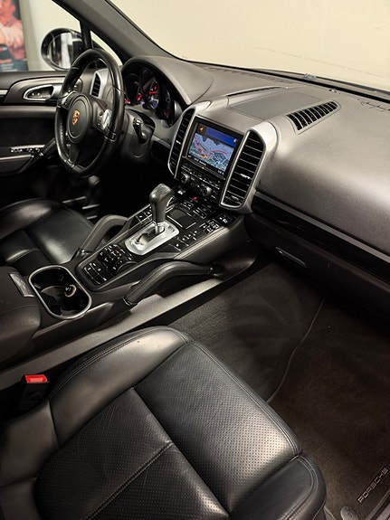 Porsche Cayenne 12 of 24