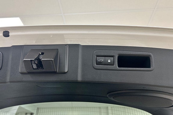 Lexus NX300h 25 of 29