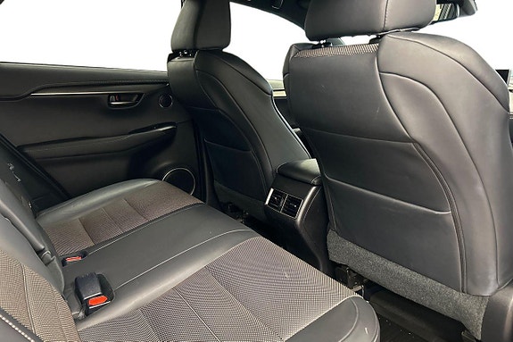 Lexus NX300h 11 of 29