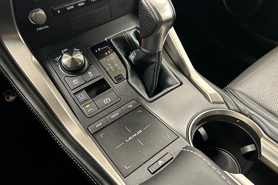 Lexus NX300h 24 of 29