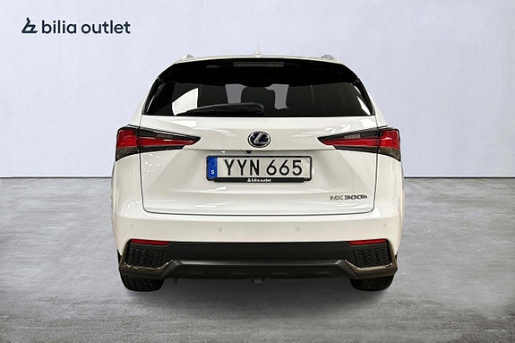 Lexus NX300h 7 of 29
