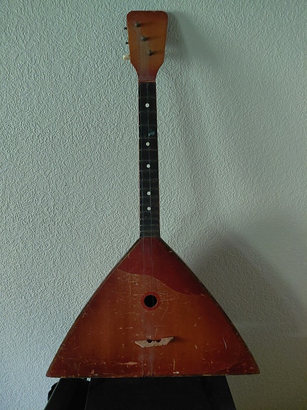 Akustisk stränginstrument gitarr/mandolin-liknande