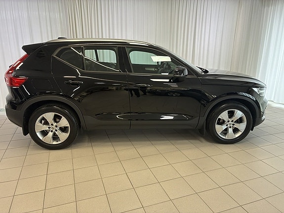 Volvo XC40 2 of 9