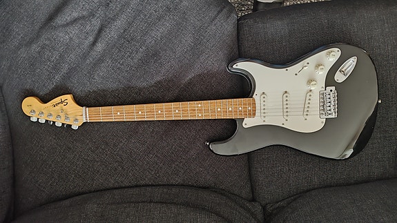 Squier Stratocaster elgitarr svart