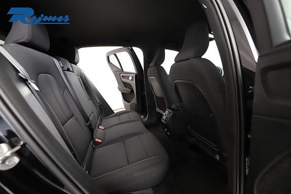 Volvo XC40 8 of 28