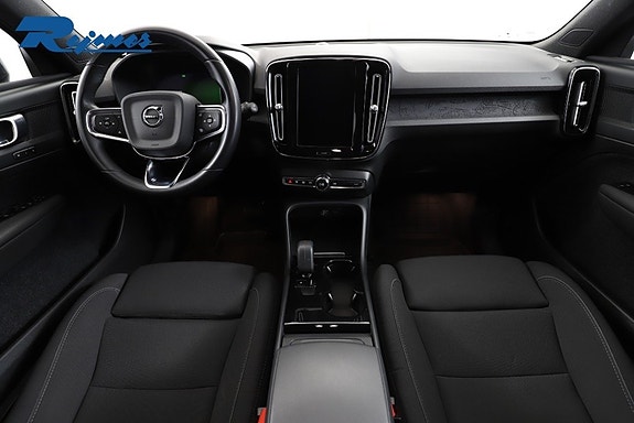 Volvo XC40 2 of 28