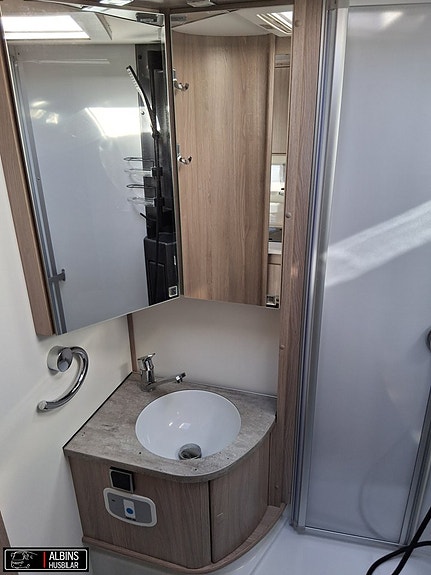 KABE Travel Master Classic 740 LGB / Hydrauliska stödben / AC 18 of 21