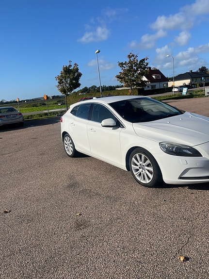 Volvo V40 2 of 6
