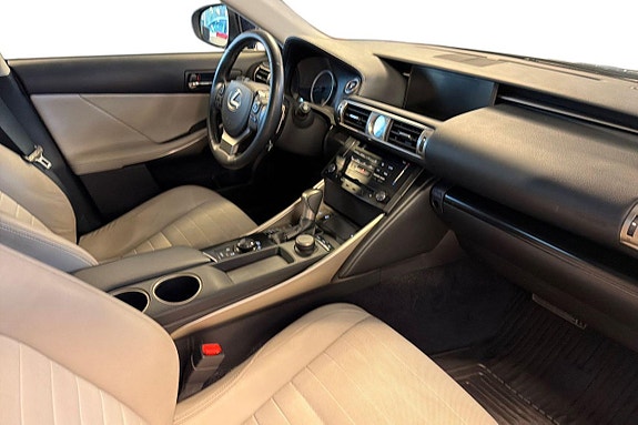 Lexus IS300h 10 of 20